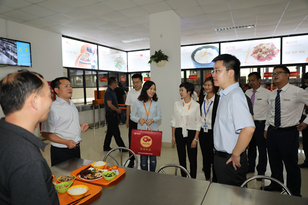 謝毅董事長與就餐職工親切交流_副本.jpg