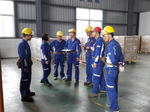 黃經(jīng)理、標(biāo)辦人員、安環(huán)人員為庫房安全整改工作做指導(dǎo)_副本.jpg