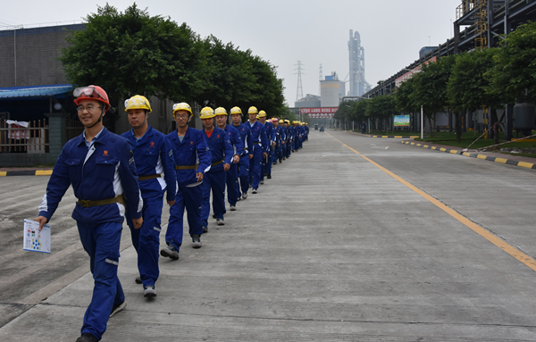 列隊整齊進入生產(chǎn)區(qū)_副本.jpg