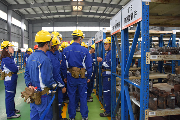 新干部到備件庫參觀學(xué)習(xí)_副本.jpg