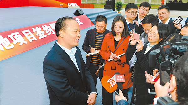 十一屆全國(guó)政協(xié)常委、通威集團(tuán)董事局劉漢元主席接受主流媒體采訪.jpg