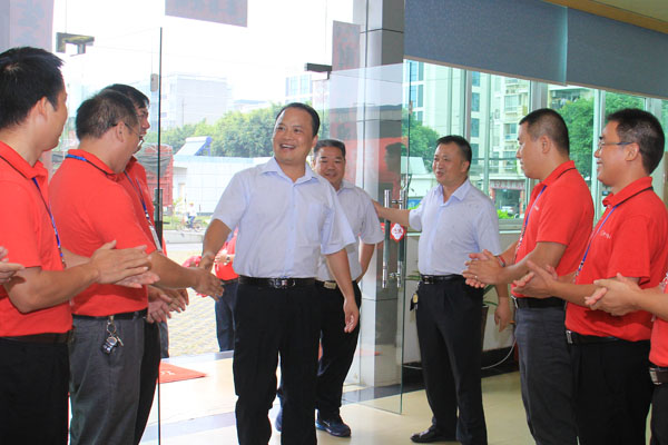 主席(中)與南寧通威員工親切握手