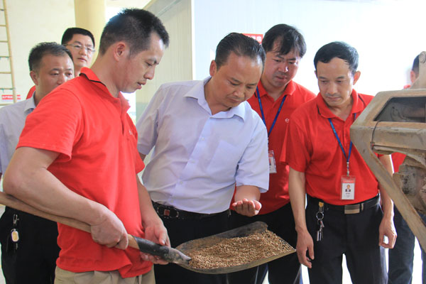 主席(中)察看產品成色